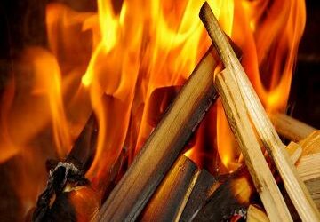 Wie heizt man den Kamin optimal an?