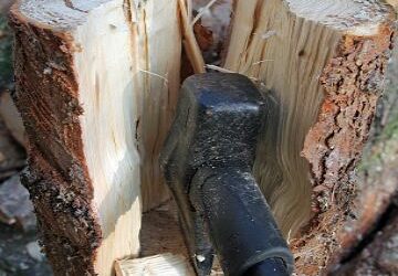 Wie misst man die Restfeuchte von Kaminholz richtig?