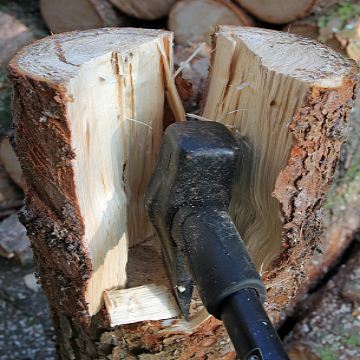 Wie misst man die Restfeuchte von Kaminholz richtig?