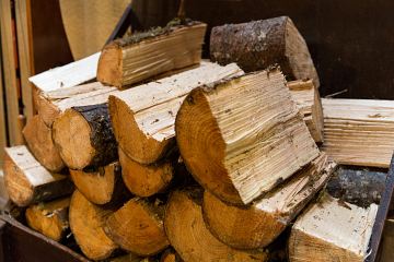 Welche Holzsorten sich im Kamin gut kombinieren lassen